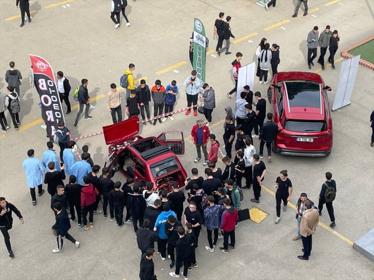 Bursa'da meslek lisesi öğrencileri Togg ile modifiyeli araçları inceledi