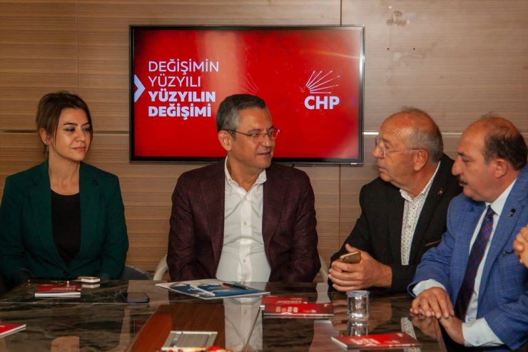 CHP Genel Başkan adayı Özgür Özel, partisinin Konya'daki örgüt yöneticileriyle görüştü: