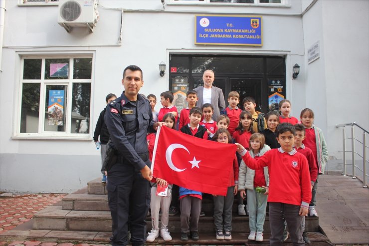 Cumhuriyet'in 100. yıl dönümünde Türk bayrağı dağıtan öğrenciler ilk bayrağı şehit ailesine verdi