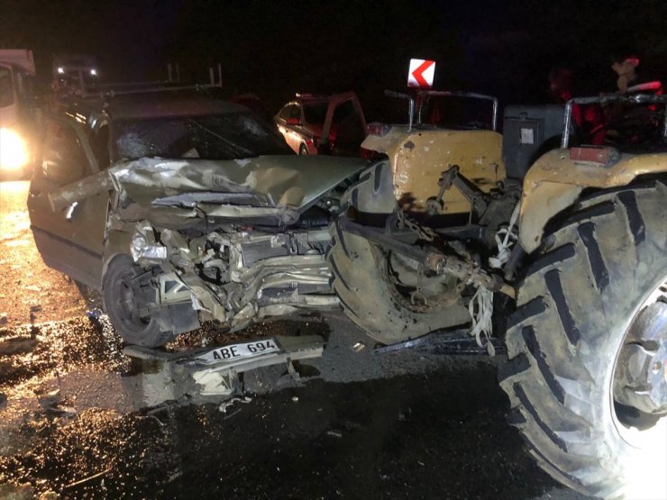 Düzce'de otomobilin traktör römorkuna çarpması sonucu 3 kişi yaralandı