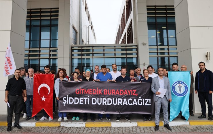 Edirne'de acil servis doktorunun silahla tehdit edilmesi sağlıkçılar tarafından protesto edildi