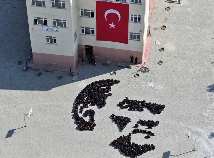 Iğdır'da 400 öğrenci "Atatürk silüeti" koreografisi oluşturdu