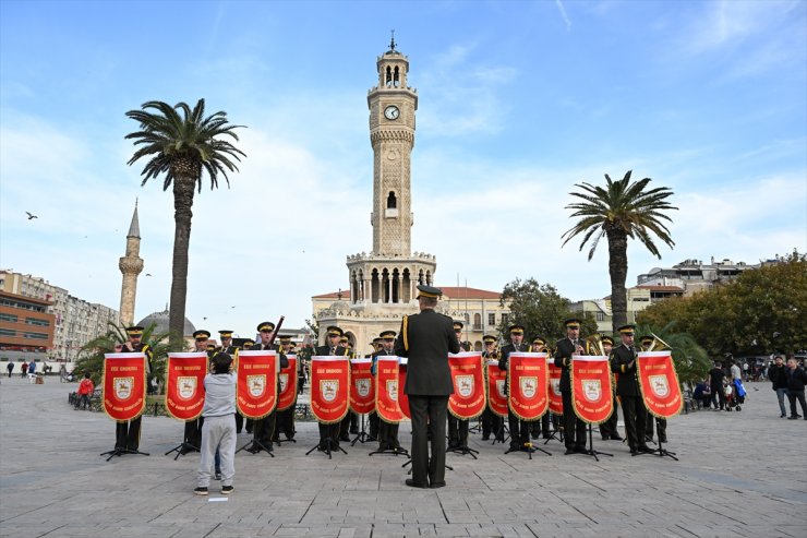 İzmir'de askeri bando Konak Meydanı'nda konser verdi