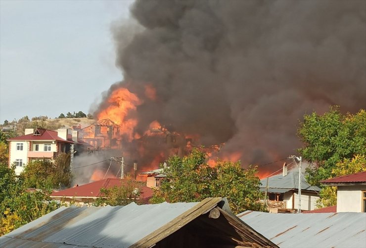 Kastamonu'da 10 köy evini etkileyen yangın söndürülmeye çalışılıyor