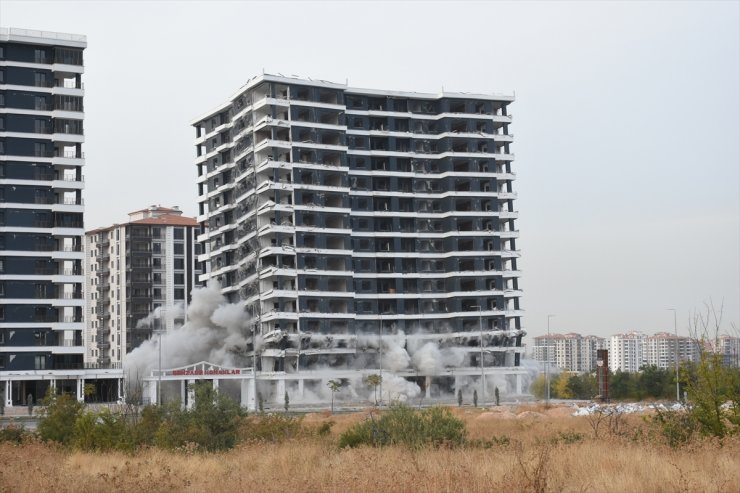 Malatya'da ağır hasarlı 14 katlı bina patlayıcı kullanılarak yıkıldı