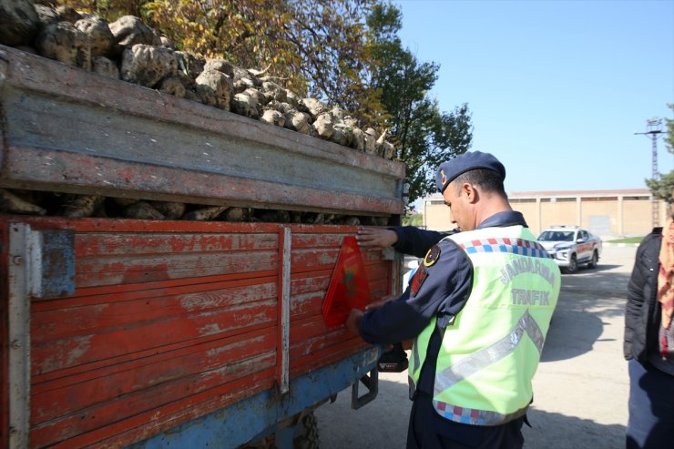 Muş'ta kazaların önlenmesi amacıyla 1500 traktör römorkuna reflektör takıldı