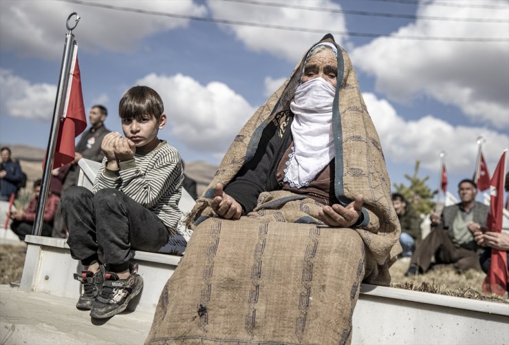 PKK'lı teröristlerin katlettiği 33 Yavi şehidi mezarları başında anıldı