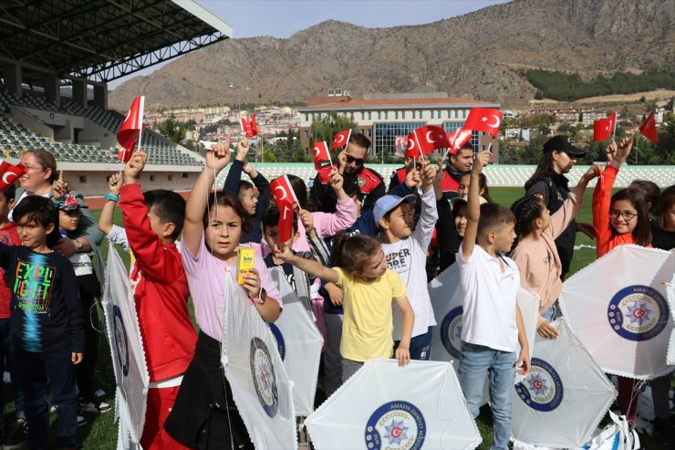 Amasya'da polislerden Cumhuriyet'in 100'üncü yılında 100 çocukla uçurtma şenliği