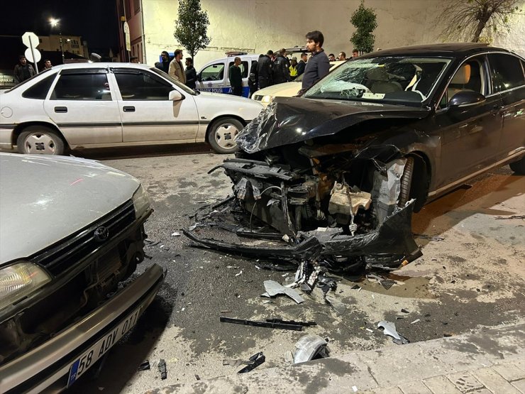 Sivas'ta, hafif ticari araç ile otomobilin çarpışması sonucu 4 kişi yaralandı