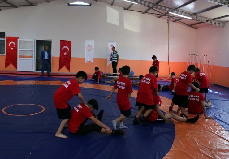 Tokat'ın Çıkrık köyündeki güreş kulübünde spora yeni yetenekler kazandırılıyor