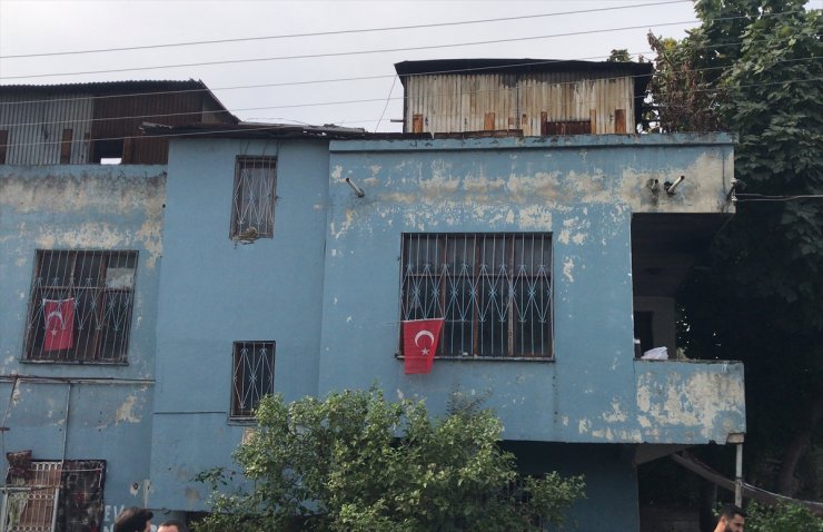 Adana'da bir kişi evde karısını baltayla öldürdü