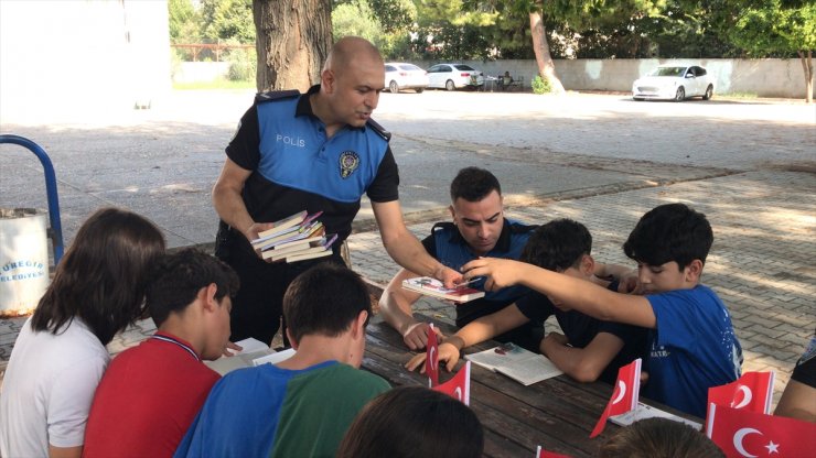 Adana'da polis, öğrencilerle kitap okudu