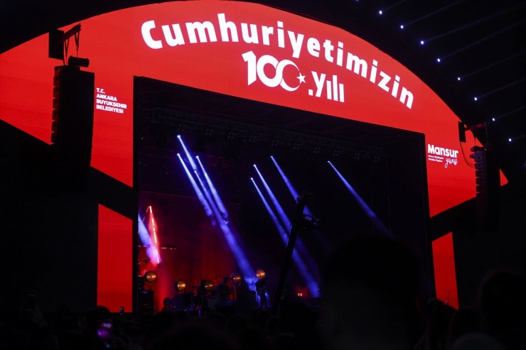 Athena, Cumhuriyet'in 100. yılı kutlamaları kapsamında Ankara'da konser verdi