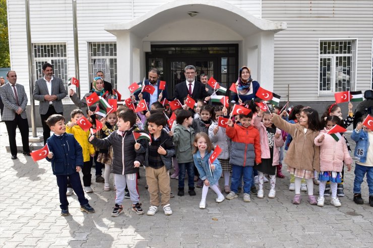 Bitlis'te minik öğrencilerden kumbaralarında biriktirdikleri paralarla Filistinlilere yardım