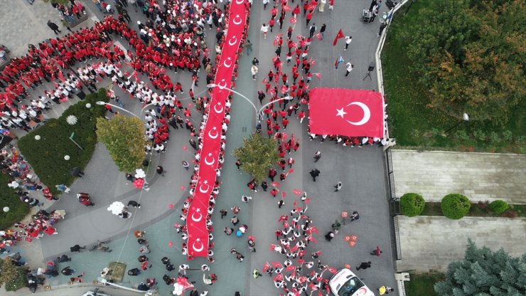 Bolu'da öğrenciler 200 metre uzunluğundaki Türk bayrağıyla "Cumhuriyet" yürüyüşü yaptı