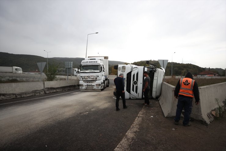 Düzce'de devrilen tırın sürücüsü yaralandı