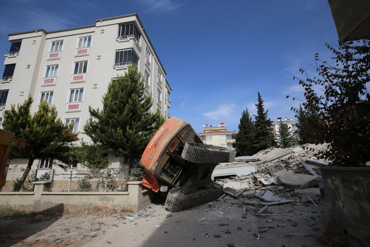 Gaziantep'te ağır hasarlı binanın iş makinesi üzerine devrilmesi kamerada