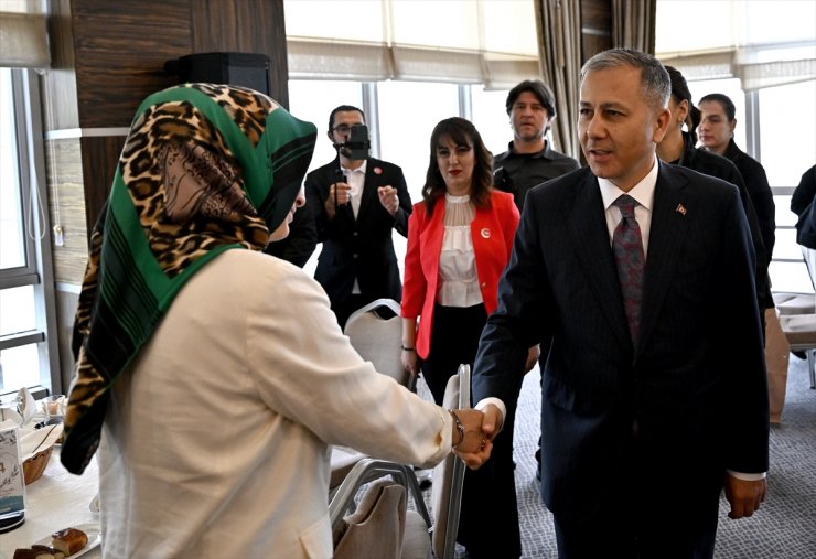 İçişleri Bakanı Yerlikaya, muhtar kadınlarla buluştu: