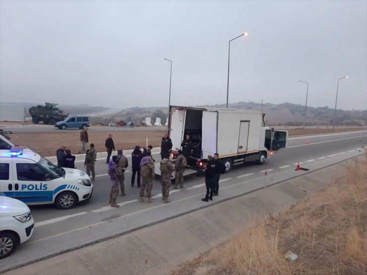 Kırklareli'nde kamyonet kasasında 51 düzensiz göçmen yakalandı