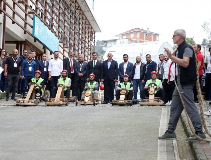 Rize'de üniversite öğrencileri tahta araba yarışlarıyla heyecan dolu anlar yaşadı