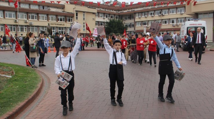 Sinop'ta öğrenciler 100. yılda Cumhuriyet'in ilanı haberinin yer aldığı gazeteler dağıttı