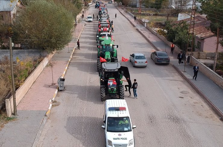 Sivas'ta çiftçiler Cumhuriyet'in 100. yılında 100 traktörle konvoy düzenledi