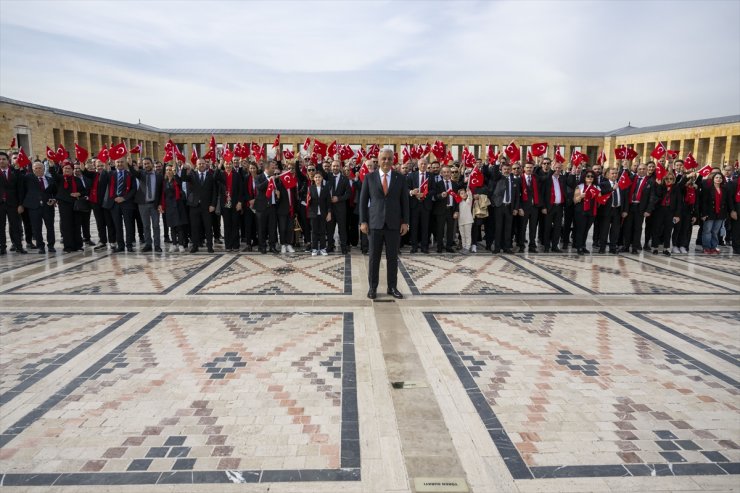 Toyota Türkiye heyeti Cumhuriyet'in 100. yılı kapsamında Anıtkabir'i ziyaret etti