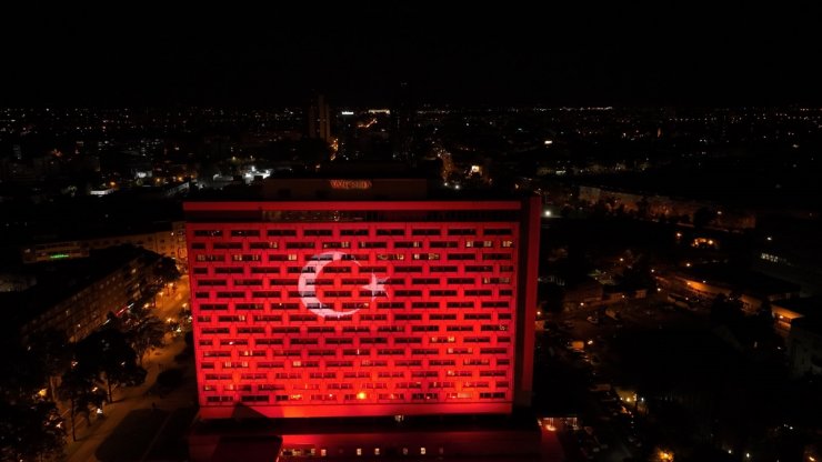 Zagreb'deki yüksek bina Türk bayrağı renkleriyle aydınlatıldı