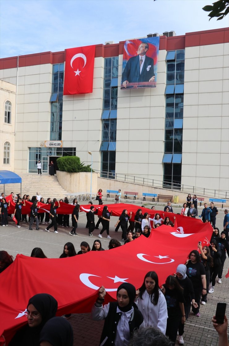 Adana'da öğrenciler Cumhuriyet'in 100. yılını 100 metrelik bayrakla kutladı