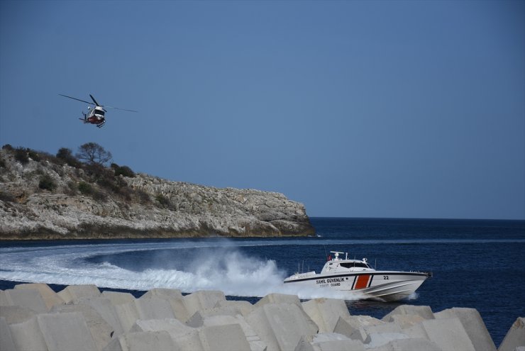 Amasra'da sahil güvenlik helikopteri ve botlarla Cumhuriyet'in 100. yılına özel gösteri yapıldı