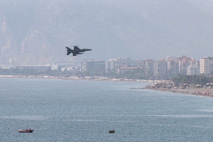 Antalya'da Cumhuriyet'in 100. yılı kutlamaları kapsamında 2 F-16 prova uçuşu yaptı