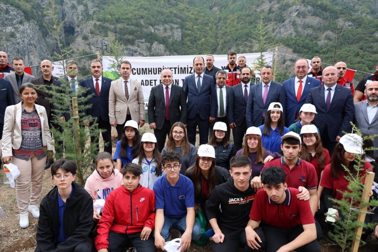 Artvin'de Cumhuriyet'in 100'üncü yılında 1923 fidan toprakla buluşturuldu