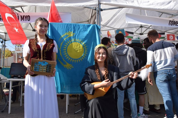 Bilecik'teki Bilim Şenliği'nde uluslararası öğrenciler halk danslarını sergiledi