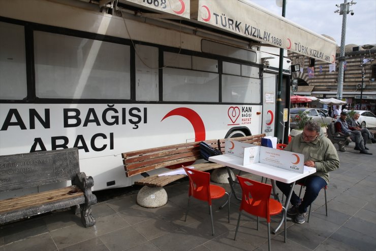 Diyarbakır'da gönüllü bağışçı, Cumhuriyet'in 100. yılında 100. kez kan bağışında bulundu