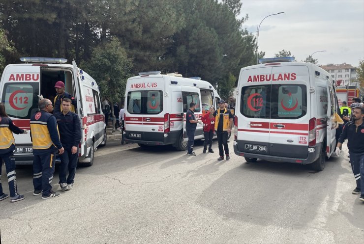 GÜNCELLEME - Elazığ'da freni patlayan midibüs 2 araca çarptı, 1 kişi öldü, 20 kişi yaralandı