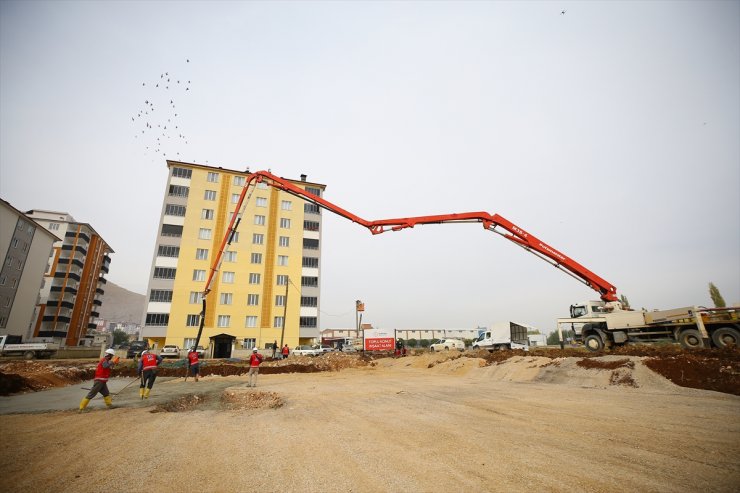 Elbistan'da dar gelirli depremzedeler için yapılan 40 konutun ilk harcı döküldü