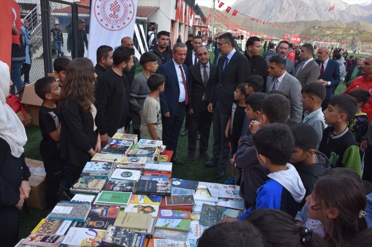 Şemdinli'de Cumhuriyet'in 100 yılı dolayısıyla yürüyüş düzenlendi