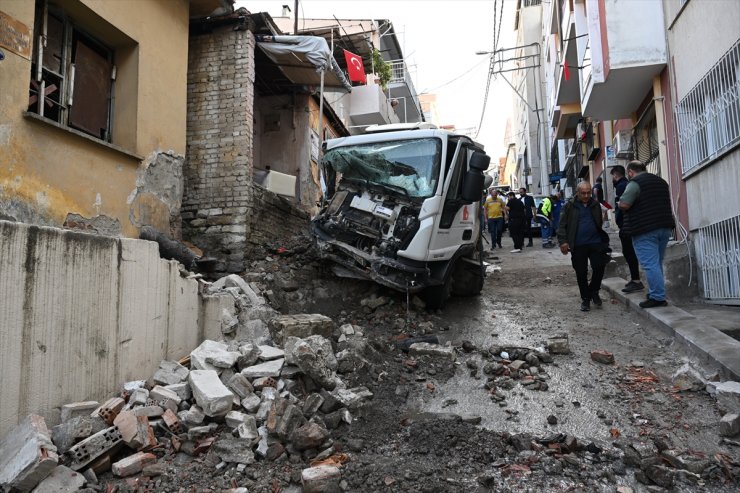 İzmir'de 2 araç ve duvara çarpan çöp kamyonu sürücüsü yaralandı