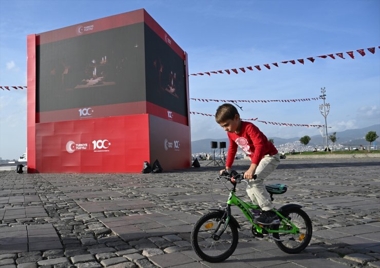 İzmir'e Cumhuriyet'in 100. yılına özel dijital dev ekran kuruldu