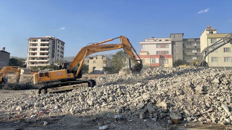 Kahramanmaraş’ta ağır hasarlı binaların kontrollü yıkımı sürüyor