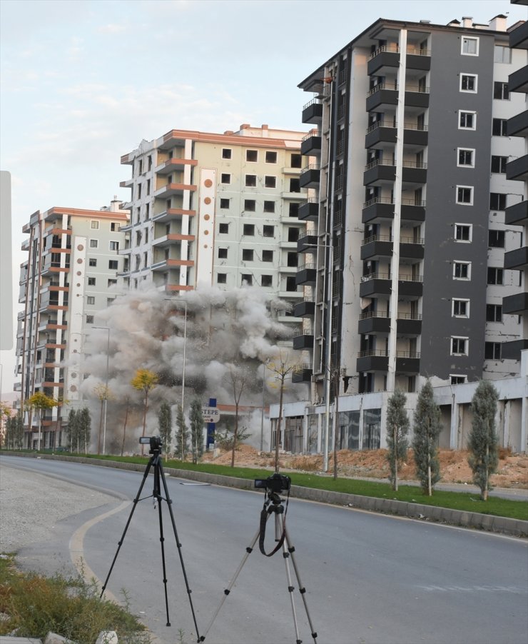 Malatya'da ağır hasarlı 12 katlı bina patlayıcı kullanılarak yıkıldı