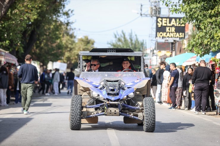 Şampiyon pilotların off-road araçlarında co-pilot olan gaziler şehitlik ve anıtları gezdi