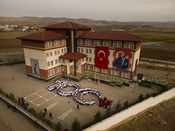 Sivas'ta öğrenciler Cumhuriyet'in ilanını duyuran temsili gazete dağıttı