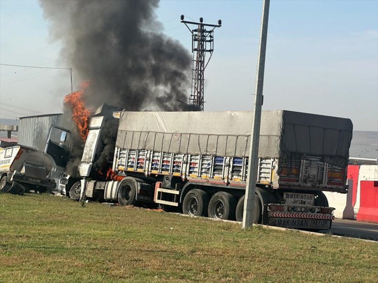 Şırnak'ta freni boşalan kömür yüklü kamyon bariyerlere çarptıktan sonra yandı