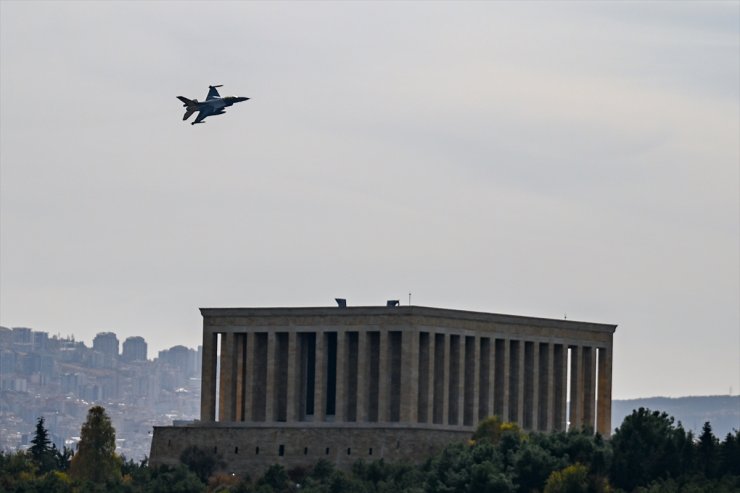 SOLOTÜRK, Anıtkabir'de çevre tanıma uçuşu yaptı