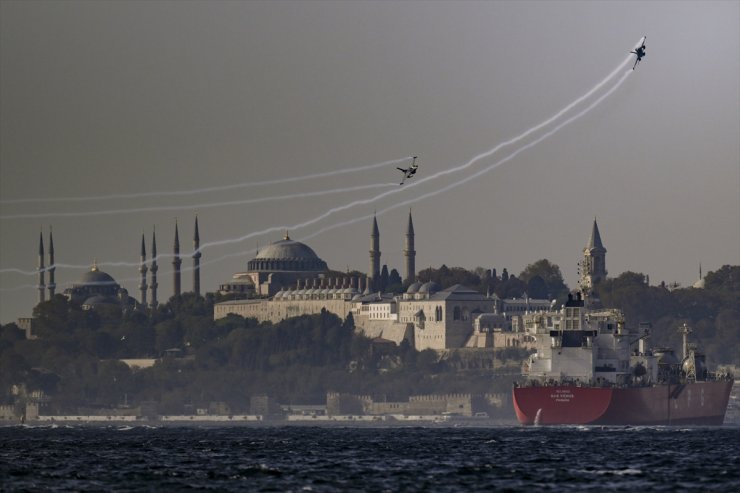 Türk Yıldızları ve SOLOTÜRK İstanbul Boğazı'nda prova uçuşu yaptı