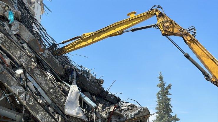 Adıyaman'da ağır hasarlı binaların yıkımı sürüyor