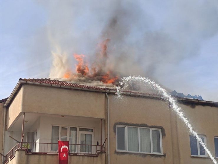 Afyonkarahisar'da bir binanın çatısında çıkan yangın söndürüldü