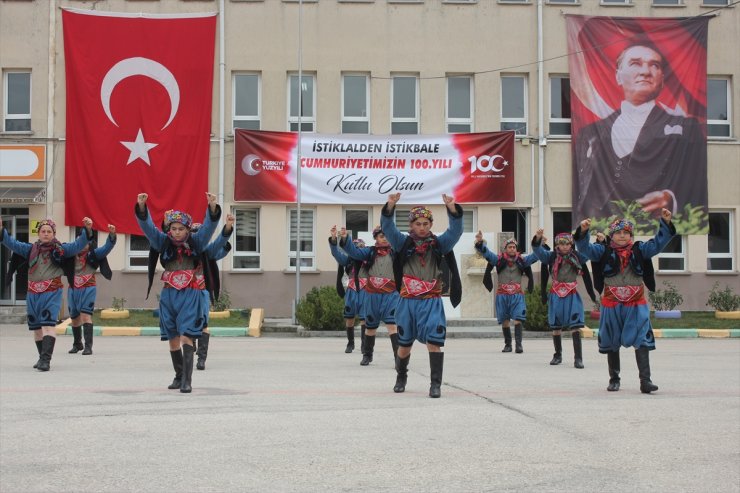 Amasya'da öğretmen ve öğrencilerden "100. yıl" koreografisi