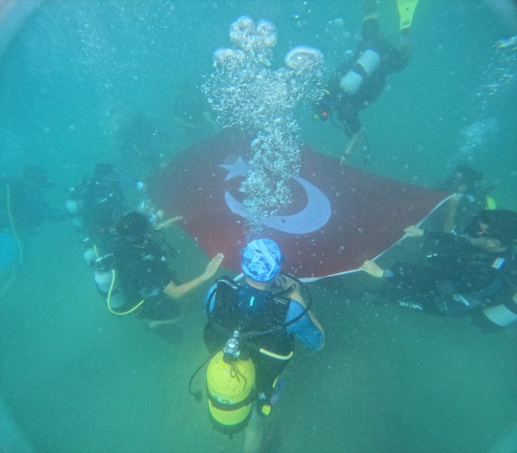 Antalya'da Cumhuriyet'in 100. yılında su altında Türk bayrağı açıldı